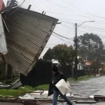 Fuerte Temporal de Viento en Bariloche y Dina Huapi: Ráfagas de 120 km/h Provocan Destrozos y Cortes de Luz