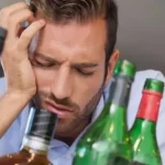 Tips para recuperarse de la resaca por tomar alcohol en Navidad