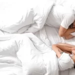 ¿Tu pareja te da la espalda al dormir? La ciencia dice que es normal (y no es mala señal)