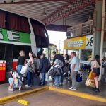 Adiós a las etiquetas rojas: desregulan la identificación de valijas en micros de larga distancia