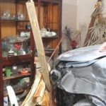 San Miguel de Tucumán: Discutió con su mujer, estrelló la Hilux contra una casa e intentó ahorcarla frente a sus hijas