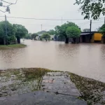 Intensas lluvias en Los Frentones: ya se registran 100 milímetros y hay calles anegadas