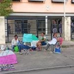Protesta por viviendas frente al IPV: mujeres pasan la noche sin respuestas y endurecen su reclamo