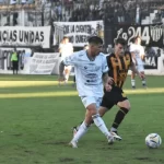 For Ever jugó su mejor partido, pero se le escapó la victoria en el final y sigue penando en el fondo