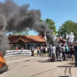 Tensión en Indio Cuá: escrache a Adorni terminó con quejas de vecinos en WhatsApp y promesas de «mandar gente»