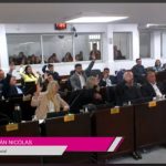 Son las 11, el recinto está listo, los diputados esperan. Pero Rafael Meneses, el titular del InSSSeP, no aparece.