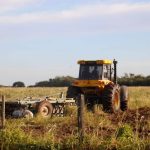 Apoyo al sector rural: el Municipio avanza con la roturación de suelos para pequeños productores