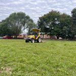 Infraestructura escolar: el Municipio de Tres Isletas coordina operativos de desmalezado y limpieza en establecimientos educativos
