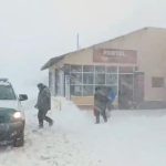 Cerraron los pasos fronterizos de Mendoza, Río Negro y Neuquén por las fuertes nevadas y el viento blanco