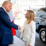 Trump se burla de Meloni en plena previa de la cumbre de la OTAN: «Necesita una orden de alejamiento»