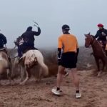 Un grupo de hombres a caballo atacaron a azotes a atletas durante una competencia de trail running en Río Negro (video)