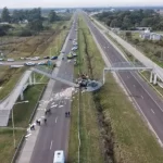 Comenzó la reconstrucción en la ruta 16: retiran el puente peatonal que cayó con el camionero