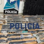 Circulaba con un arsenal de 131 armas de guerra, lo descubrieron en un control vehicular y quedó detenido