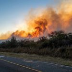 Incendio fuera de control en Catamarca: cortaron una ruta y un intenso operativo busca frenar el gran avance del fuego