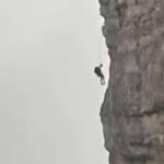 Italia: un alpinista quedó suspendido por horas a 50 metros de la cima de una montaña