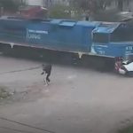 Un tren embistió a un auto con 6 pasajeros que quedó varado en las vías: una mujer quedó atrapada dentro del vehículo