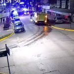 Siniestro vial en pleno centro: perdió el control, subió a la vereda y chocó contra un hotel en Resistencia