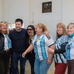 Cipolini compartió un locro con adultos mayores en un encuentro por sus cumpleaños
