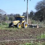 Desarrollo Productivo: El Municipio Ejecuta Trabajos de Preparación de Suelos para Pequeños Productores Rurales