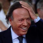 Julio Iglesias a los 82: «Camino una hora, tomo vino de noche y como lentejas»
