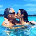 El beso apasionado en el mar de Catherine Zeta-Jones (57) y Michael Douglas (82) para festejar el cumpleaños de ambos