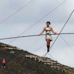 Una equilibrista atravesó 400 metros sobre un cable a 100 metros de altura