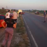 Dos motociclistas fallecieron al chocar contra un auto y una niña se encuentra en estado grave