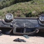 Hallan camioneta abandonada y volcada con bultos de hoja de coca