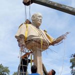 Comenzó el emplazamiento de la escultura del Papa Francisco en uno de los accesos a Sáenz Peña